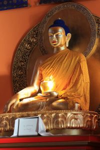 Sakjamuni Buddha szobra a tari templomban