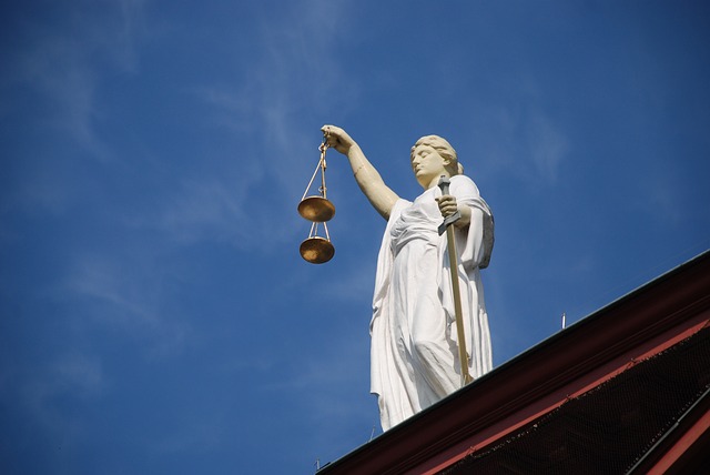 Justicia egy bíróság oromzatán