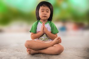 meditáló kislány