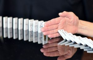 dominókat megállító kéz